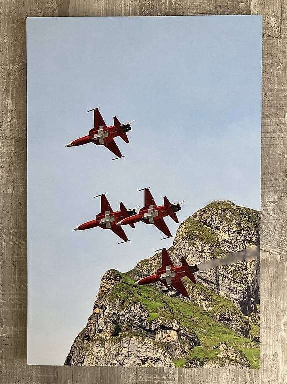 Poster & Bilder: Patrouille Suisse vor Wiggisnase – Neu und originalverpackt aus Schwändi GL von Blacklife