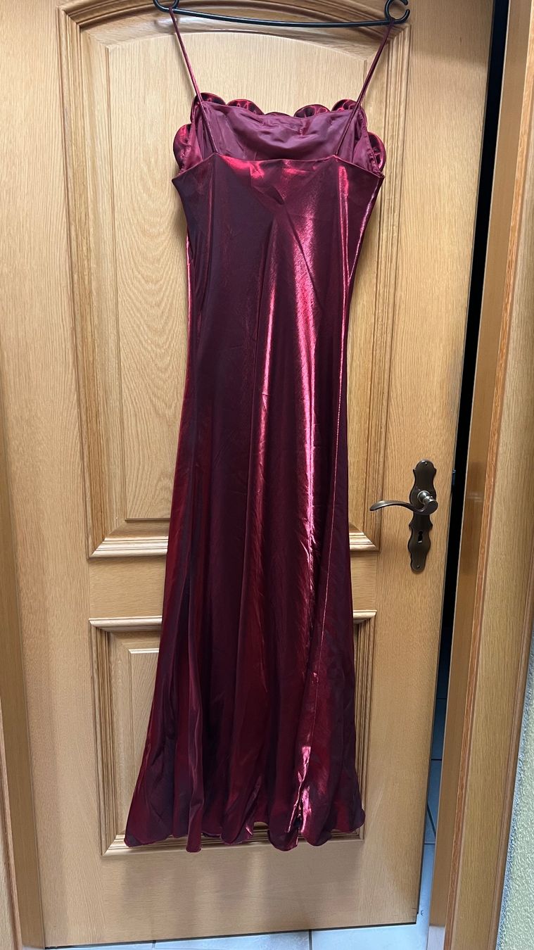 Kleider: Bordeaux-farbenes Abendkleid mit Rosen - Grösse 36 – Gebraucht aus Schübelbach von Dolly990_2 2