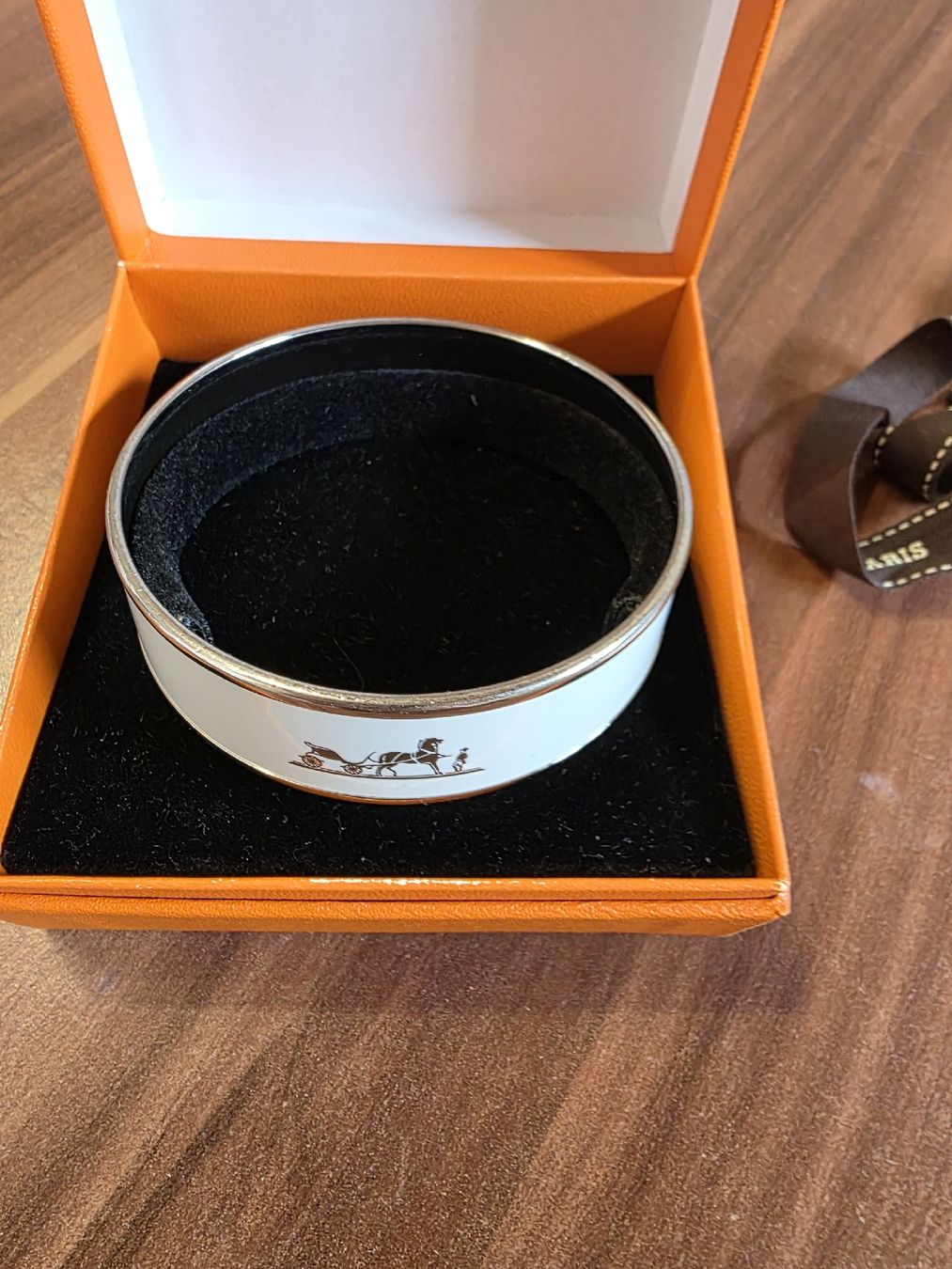 Hermès Bracciali & Braccialetti: Hermès Caleche Enamel Bangle Bracelet White GM – Usato da Dübendorf venduto da ChicReEdition 1