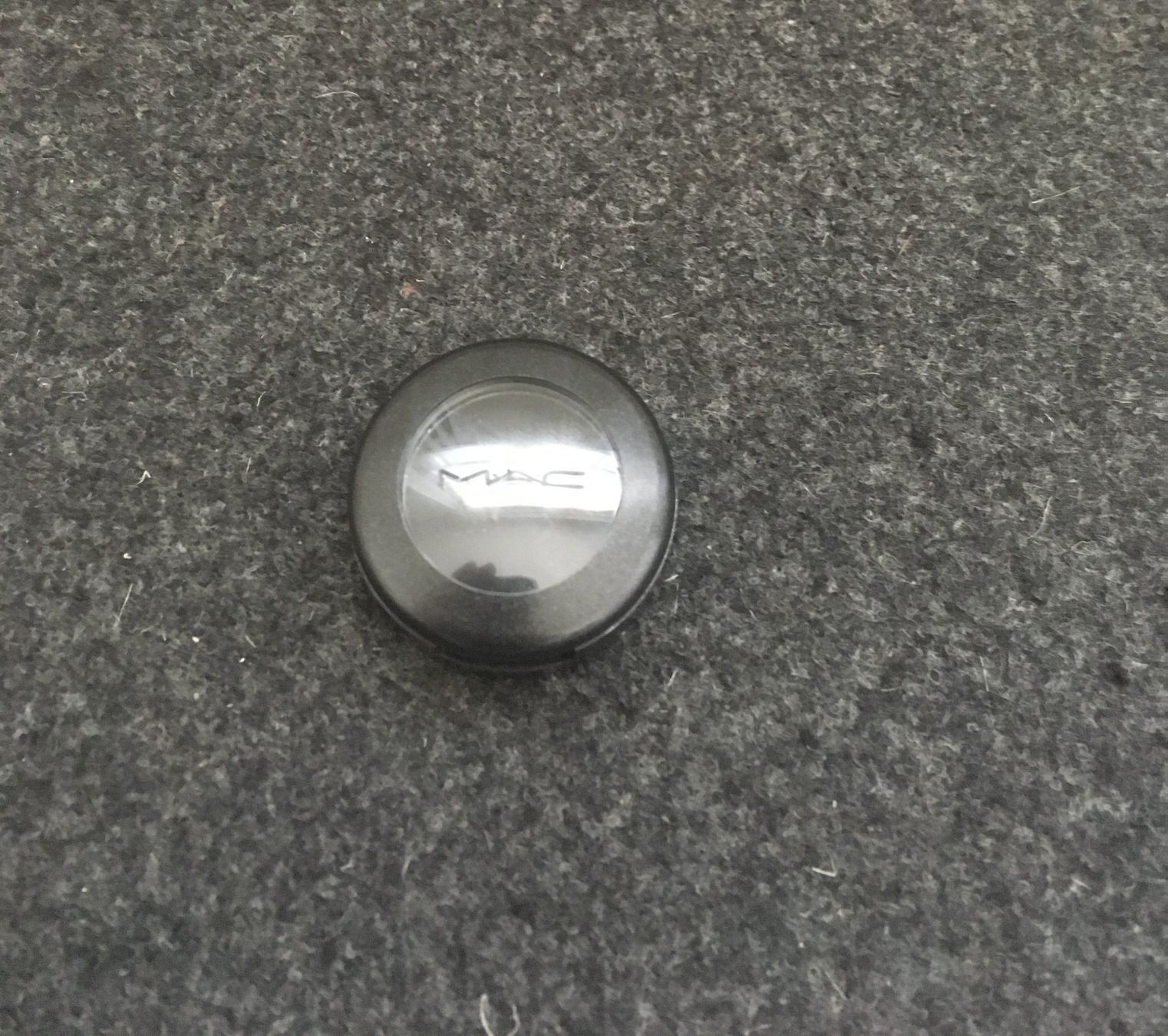 Make-up: MAC eye shadow 'carbon matte' – Gebraucht aus Bern von Leer.gut 2