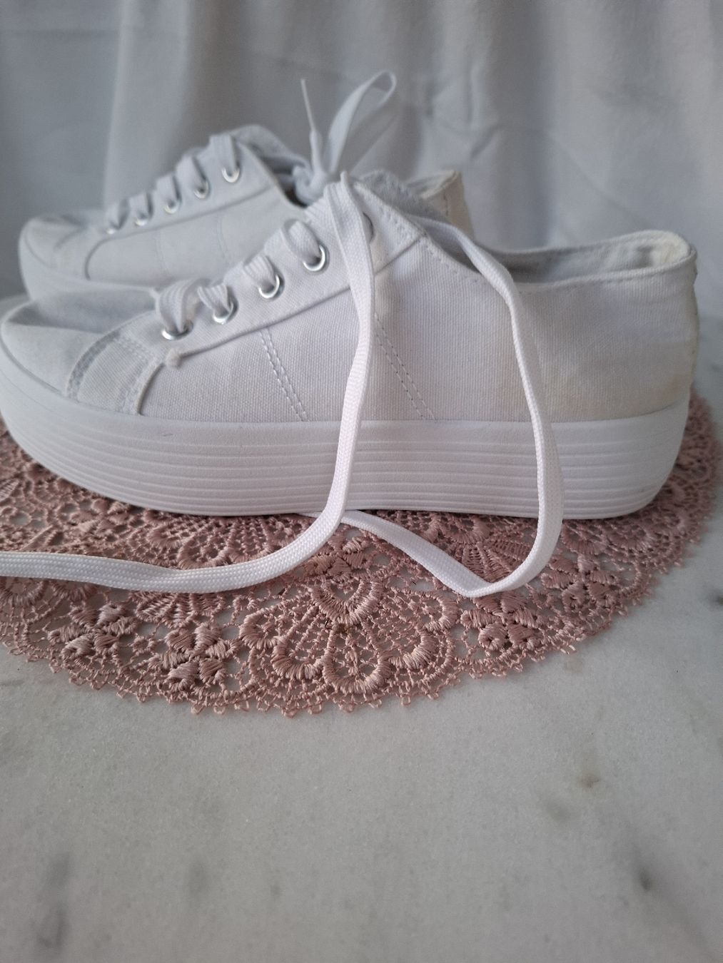 Scarpe da donna: Weisse Sneaker mit Plateau, Gr. 37 – Usato da Zuchwil venduto da bvj_5t82 1