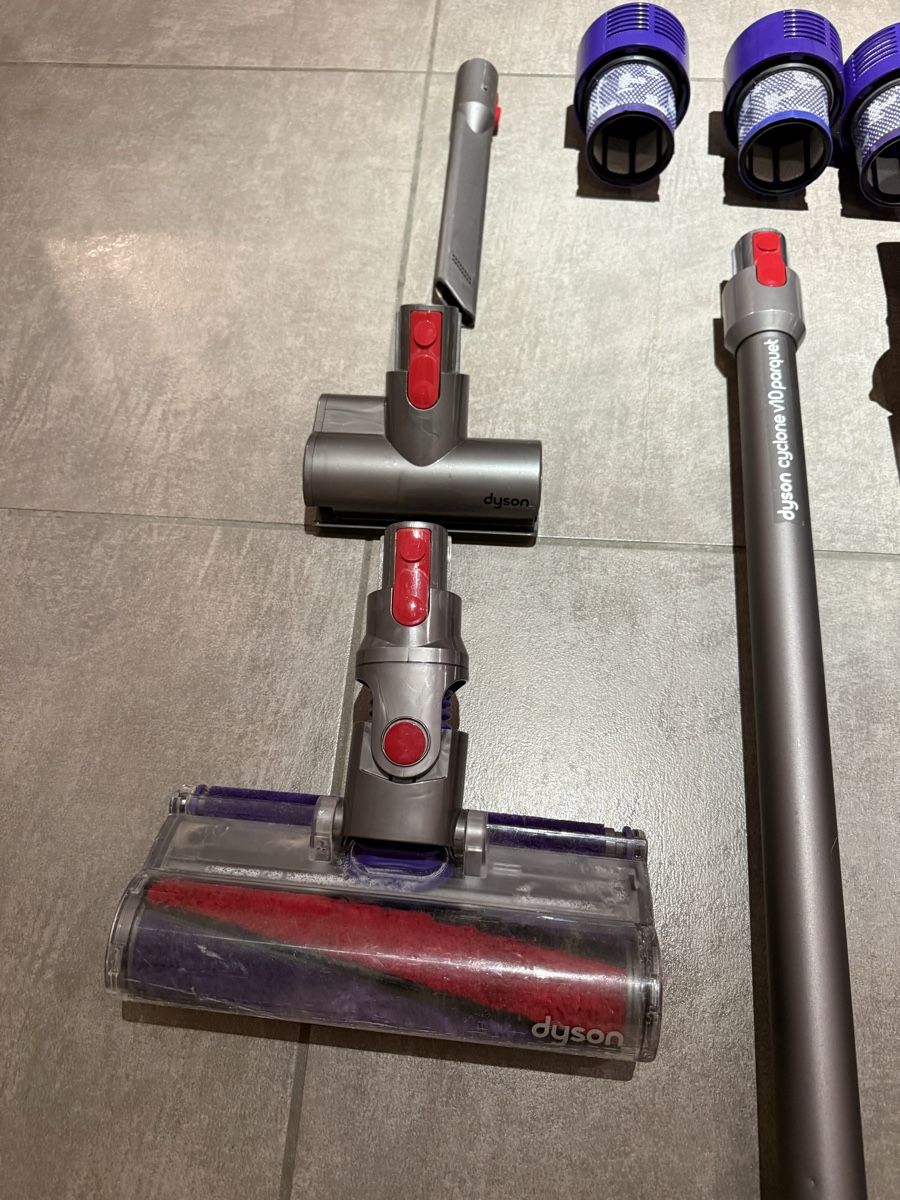 Dyson Aspirateurs & Accessoires: Dyson V 10  – D'occasion à Claro par KarinS84 3