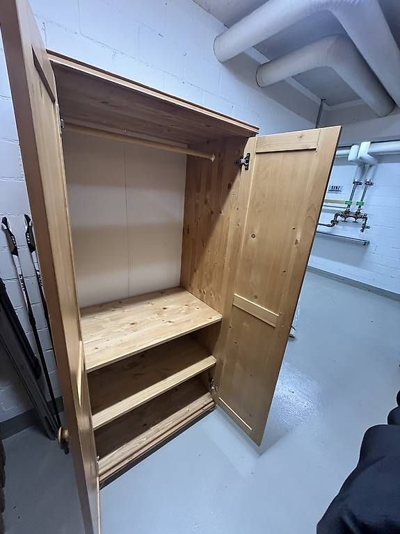 Armoires: Kleiderschrank  – D'occasion à Effretikon par seb_29qp 2