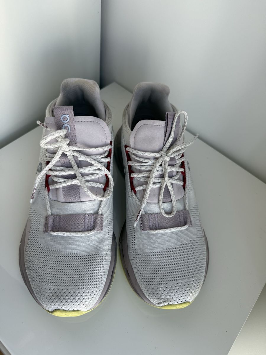 On Damenschuhe: On running Cloudnova 40.5 – Defekt aus Châtelaine von Veradat 1
