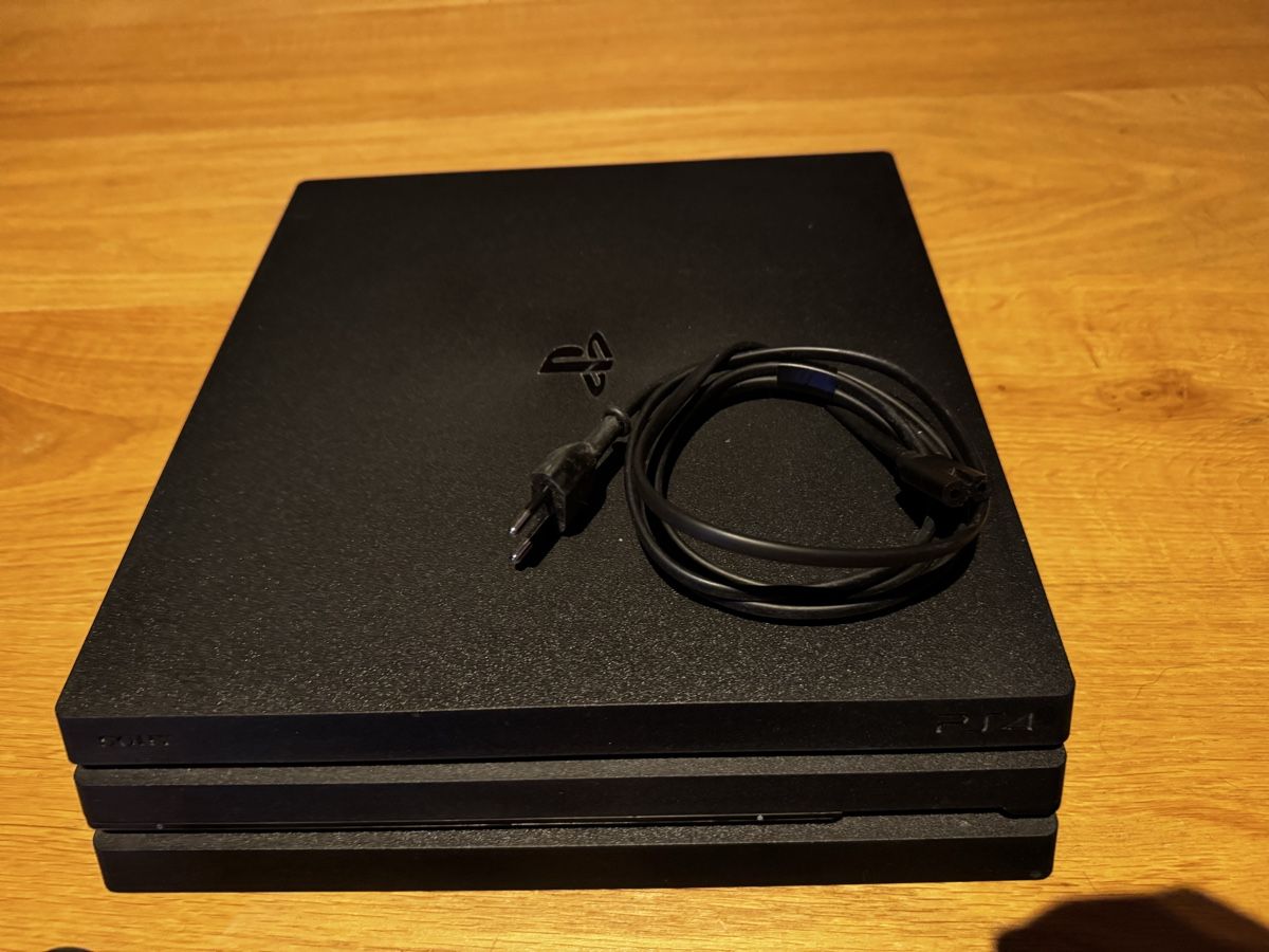 Sony Konsolen: Sony Playstation 4 Pro 1TB, 2x Dualshock wireless controller – Gebraucht aus Zürich von 1cut2 3