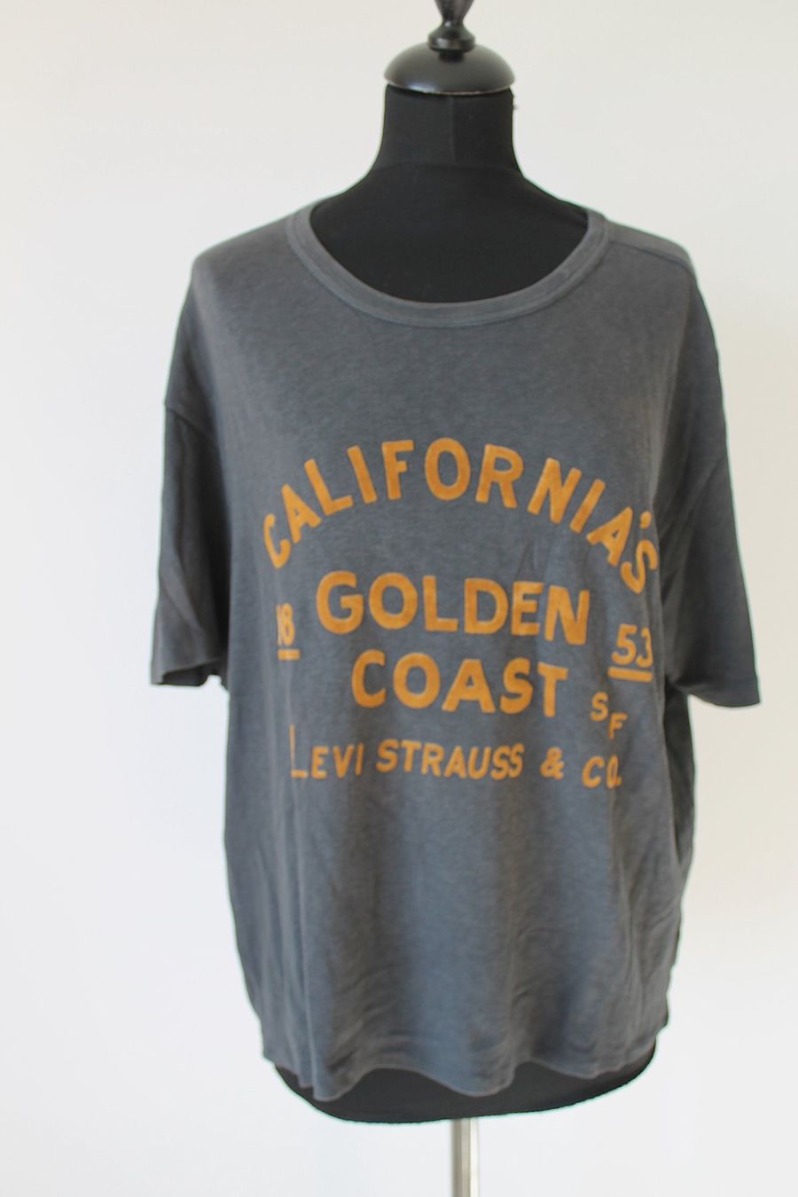 Levi's T-shirt: T-Shirt LEVI'S taille XL – Usato da Chez-le-Bart venduto da jasse