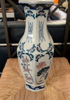 Große Porzellanvase im asiatischen Stil