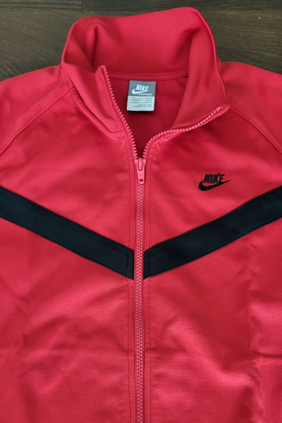 Nike Giacche: Nike Trainerjacke Eugene rot M/L – Nuovo (secondo la descrizione) da Unterseen venduto da rej_lnk9 1