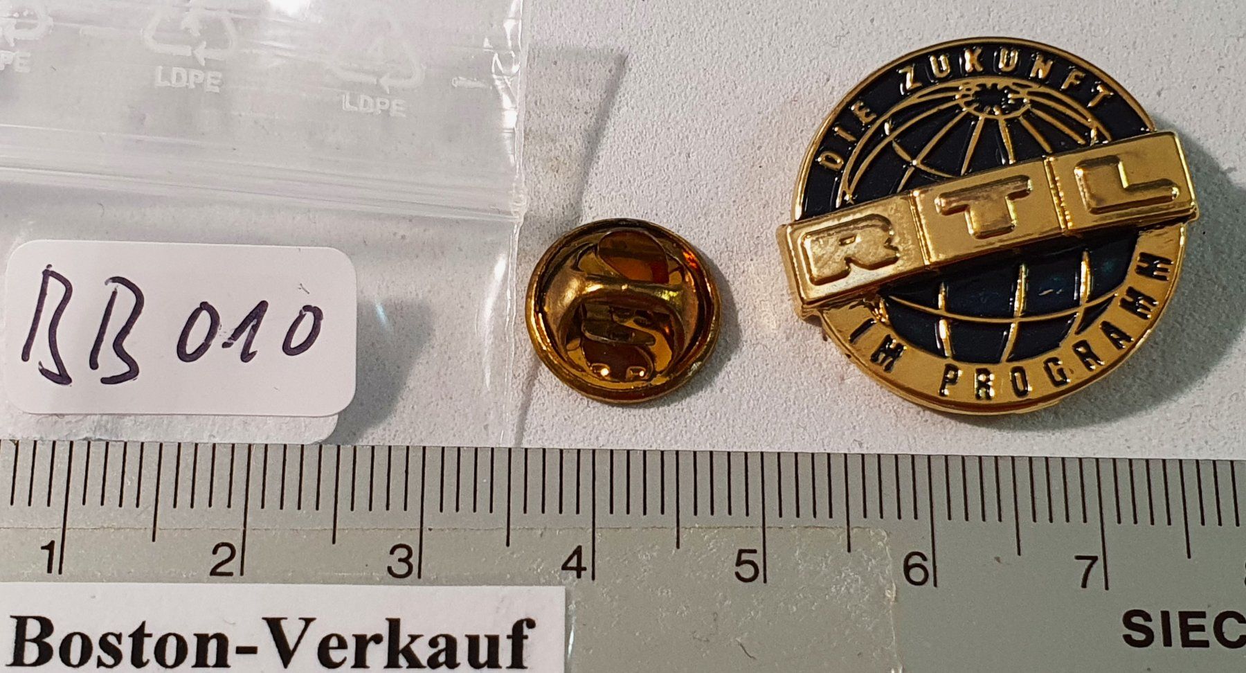 Placchette & Badge: BB010 - 3D Pin Die Zukunft im Programm  RTL Globus – Usato da Reinach BL venduto da Boston-Verkauf 1