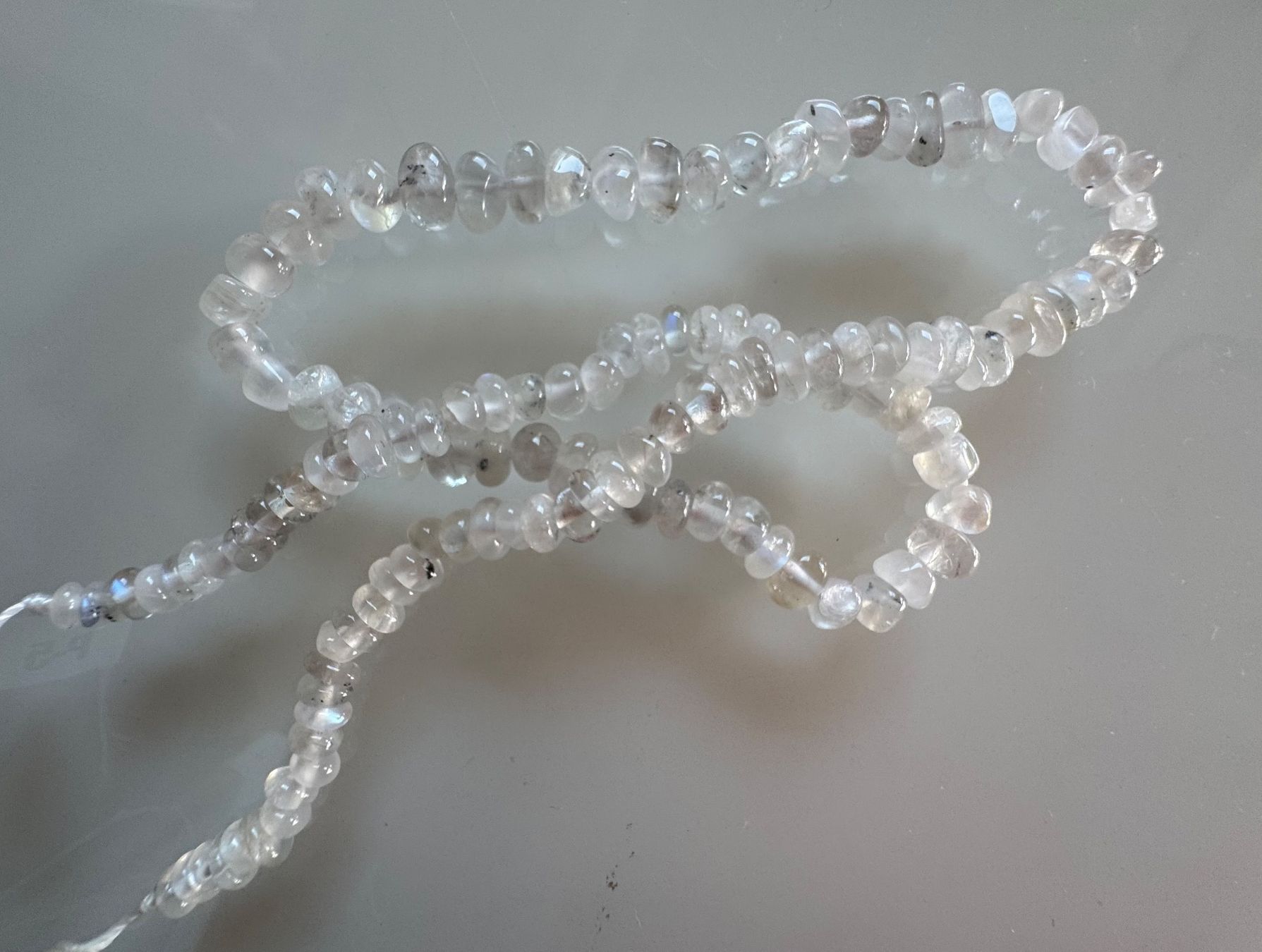 Ketten: exclusiver Mondstein wunderschön,   Strang  wild + mit Feuer – Neu und originalverpackt aus Leuggern von gemshow 1