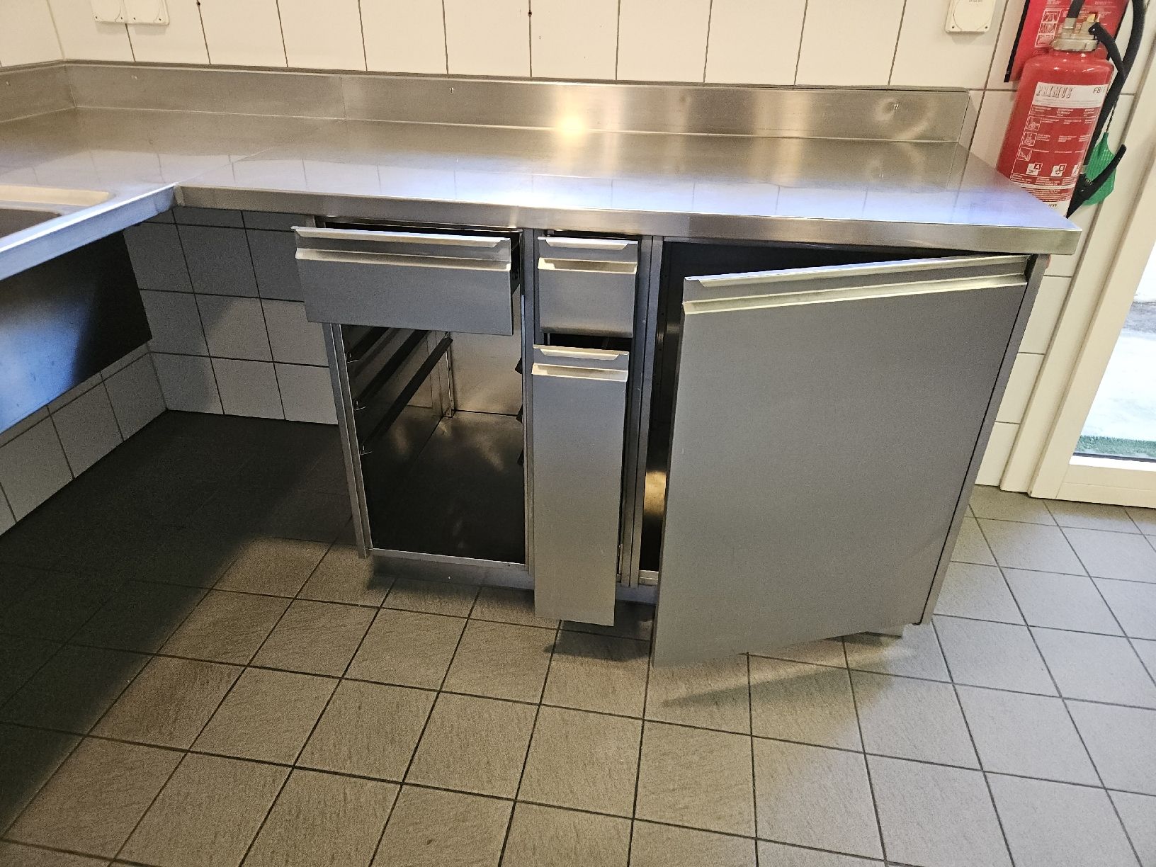 Cucine complete: Arbeitskorpus Vorbereitung Küche Gastro – Usato da Morschach venduto da Hanswi