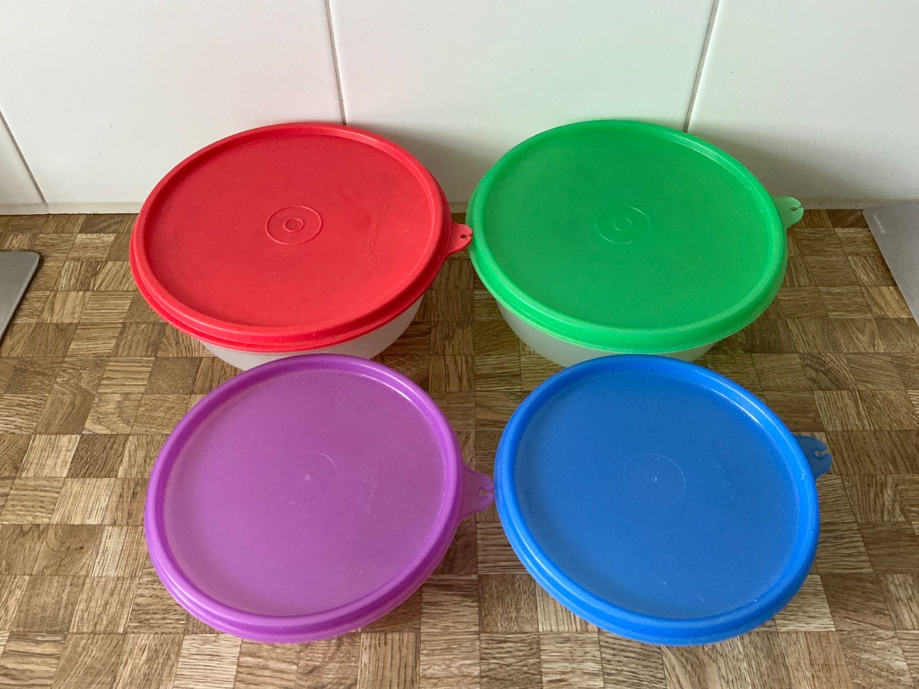 Tupperware Contenitori & Simili: Tupperware 4 guterhaltene Schüsseli – Usato da Birmensdorf ZH venduto da Hilhan 1