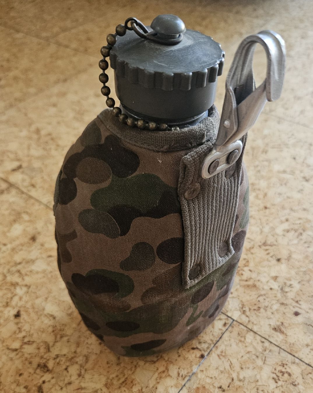 Ausrüstung & Ersatzteile: Original ÖBH Feldflasche M-57 mit K4 Flecktarn Hülle – Gebraucht aus Würenlingen von grizzlyne1 2