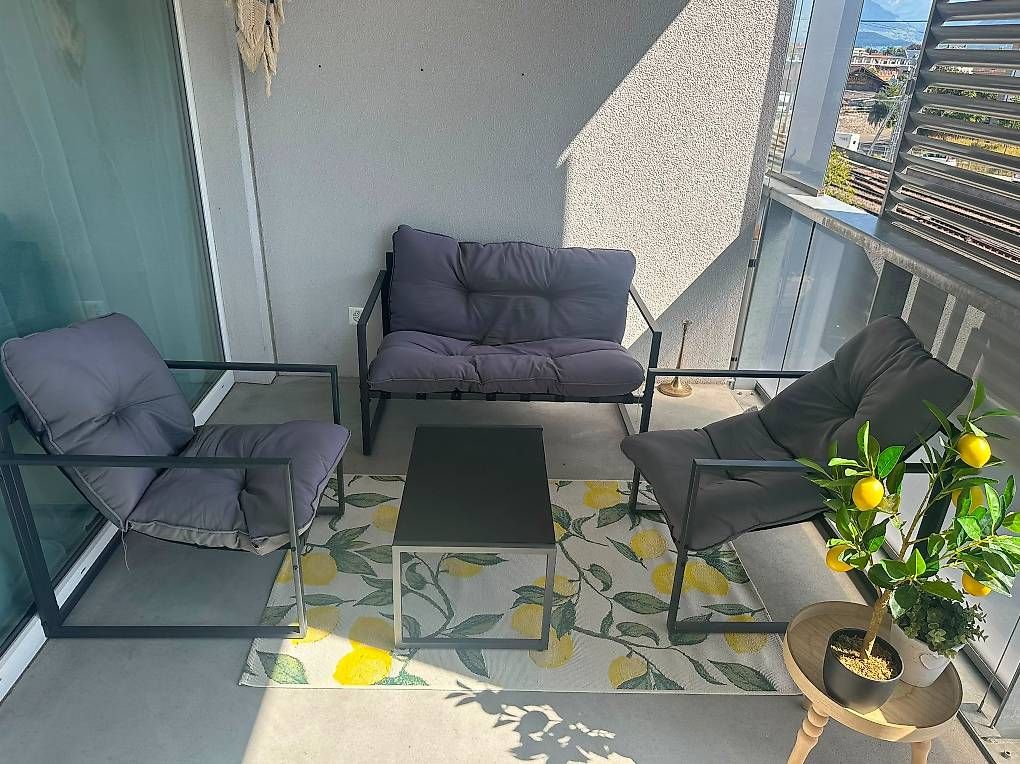 Sofas: Lounge mit Tisch – D'occasion à Belp par Janrunner