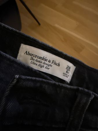 Schwarze Abercrombie Jeans, Grösse 28, neuwertig!
