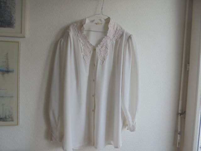 Camicette: Bluse weiss m.Spitzen Gr. 52/54 – Usato da Hinwil venduto da Glasperlen