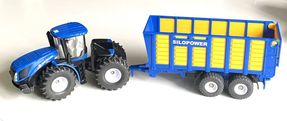 thumbnail image 2 of SIKU 1947 1:50 Scale New Holland Tractor With Silage Trailer – Diecast Model Toy (Siku Farmer Serie) 2 of 4