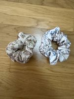 2 süsse Scrunchies Haargummis Blumenmuster beige blau