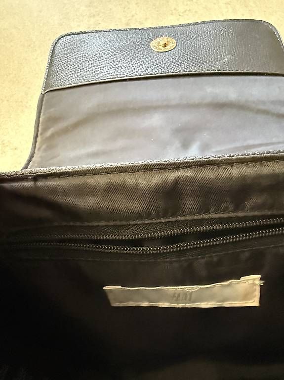 H&M Borse da donna: Schwarze kleine Handtasche – Usato da Zürich venduto da ama_j5cz 2