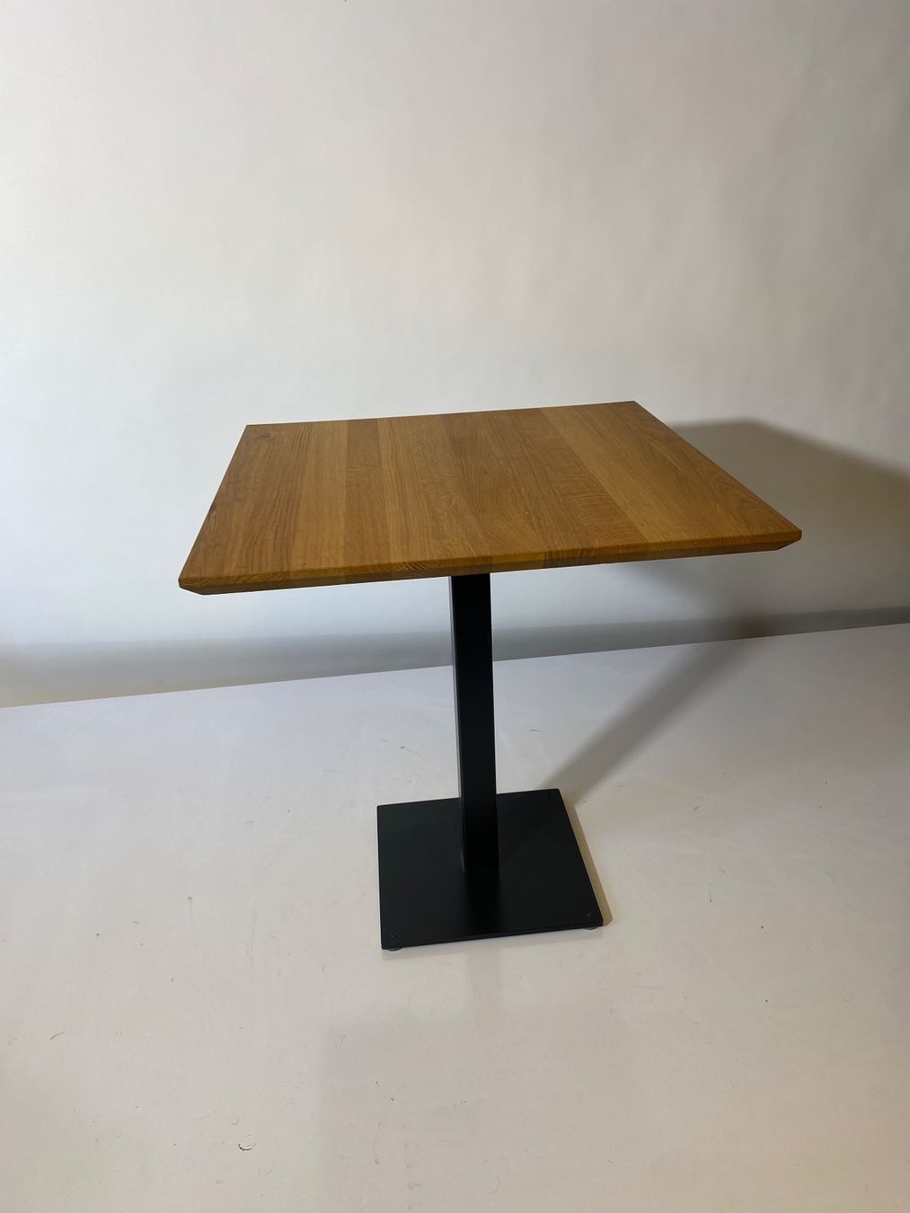 Tavoli: Tisch mit Metall Fuss – Usato da Otelfingen venduto da dekor01