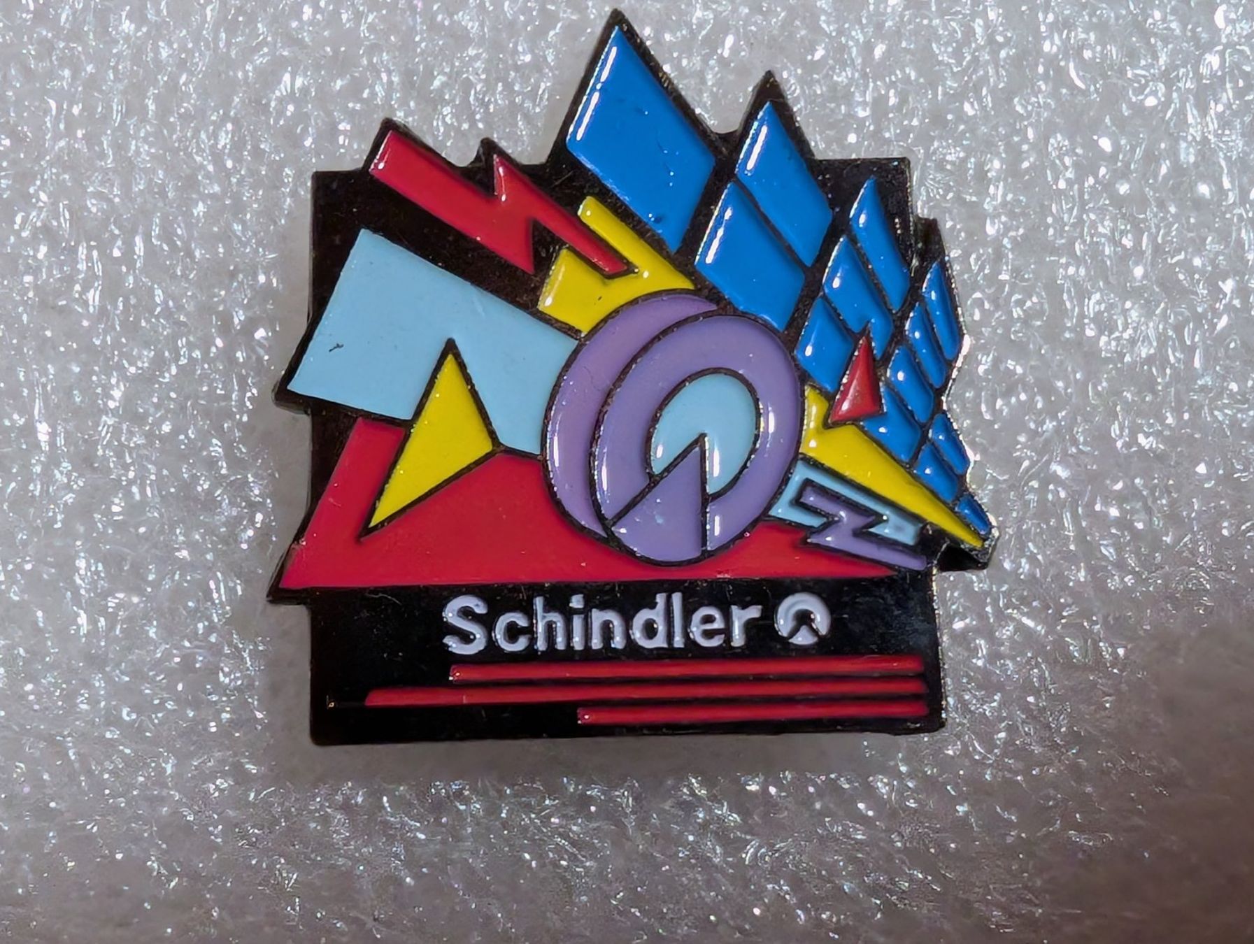 Plaketten & Abzeichen: Ansteckpin 246: Schindler – Gebraucht aus Oppligen von Pin-Fall-Shop