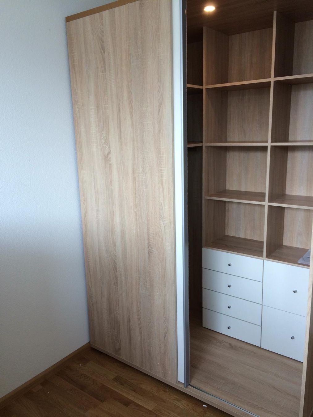 Armoires: Kleiderschrank begehbar mit Licht – D'occasion à Binningen par saskia.12345