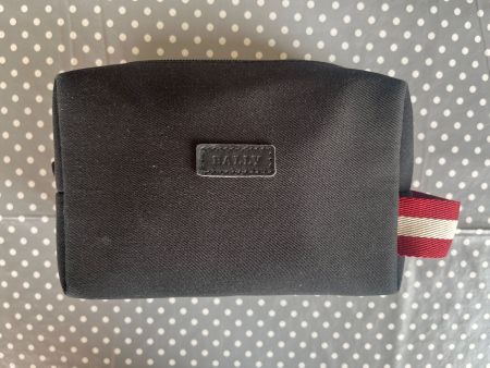 Schwarze Bally Kosmetiktasche für Reisen.