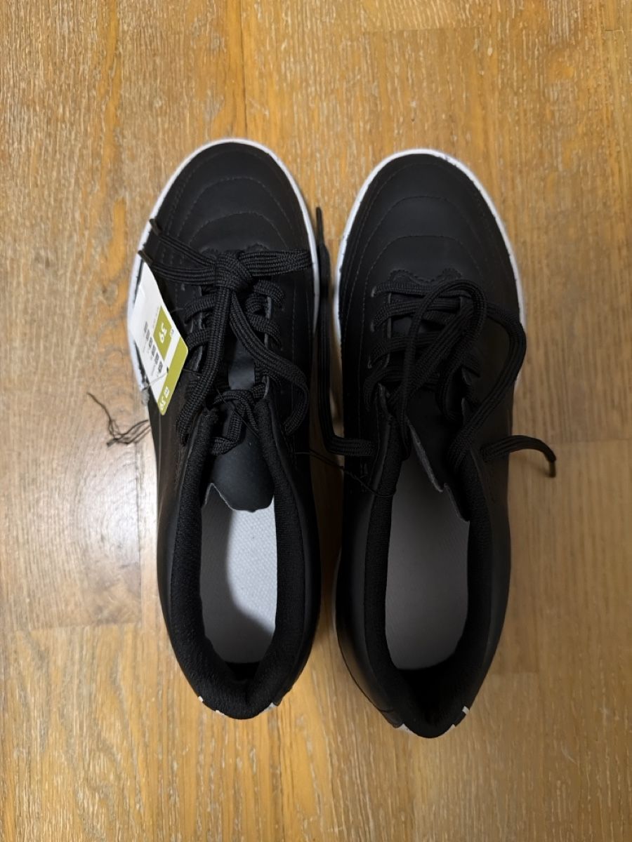 Decathlon Schuhe für Jungen: Hallenschuh – Neu (gemäss Beschreibung) aus Benglen von Jumanah