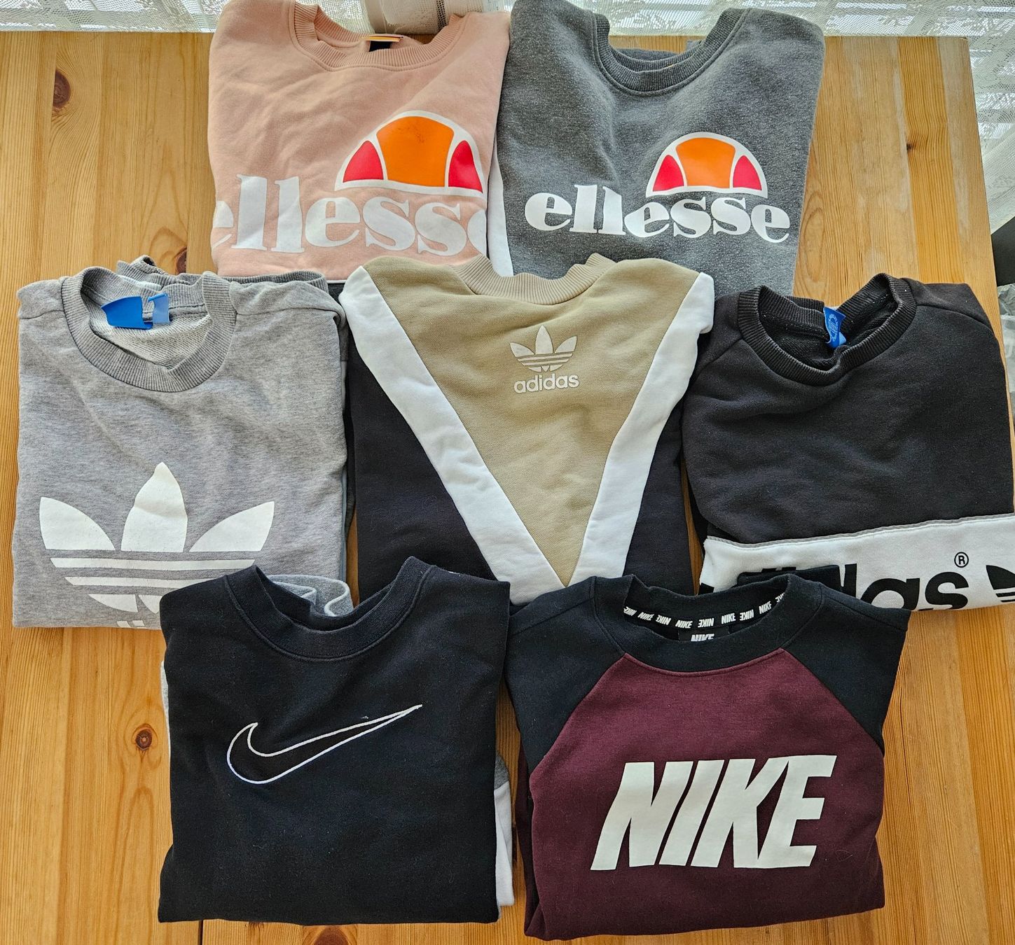 Adidas Lotti di vestiti: Kleiderpaket 7 Pullover adidas Nike Ellesse Grösse S lot – Usato da Hägglingen venduto da United-Village-Trade