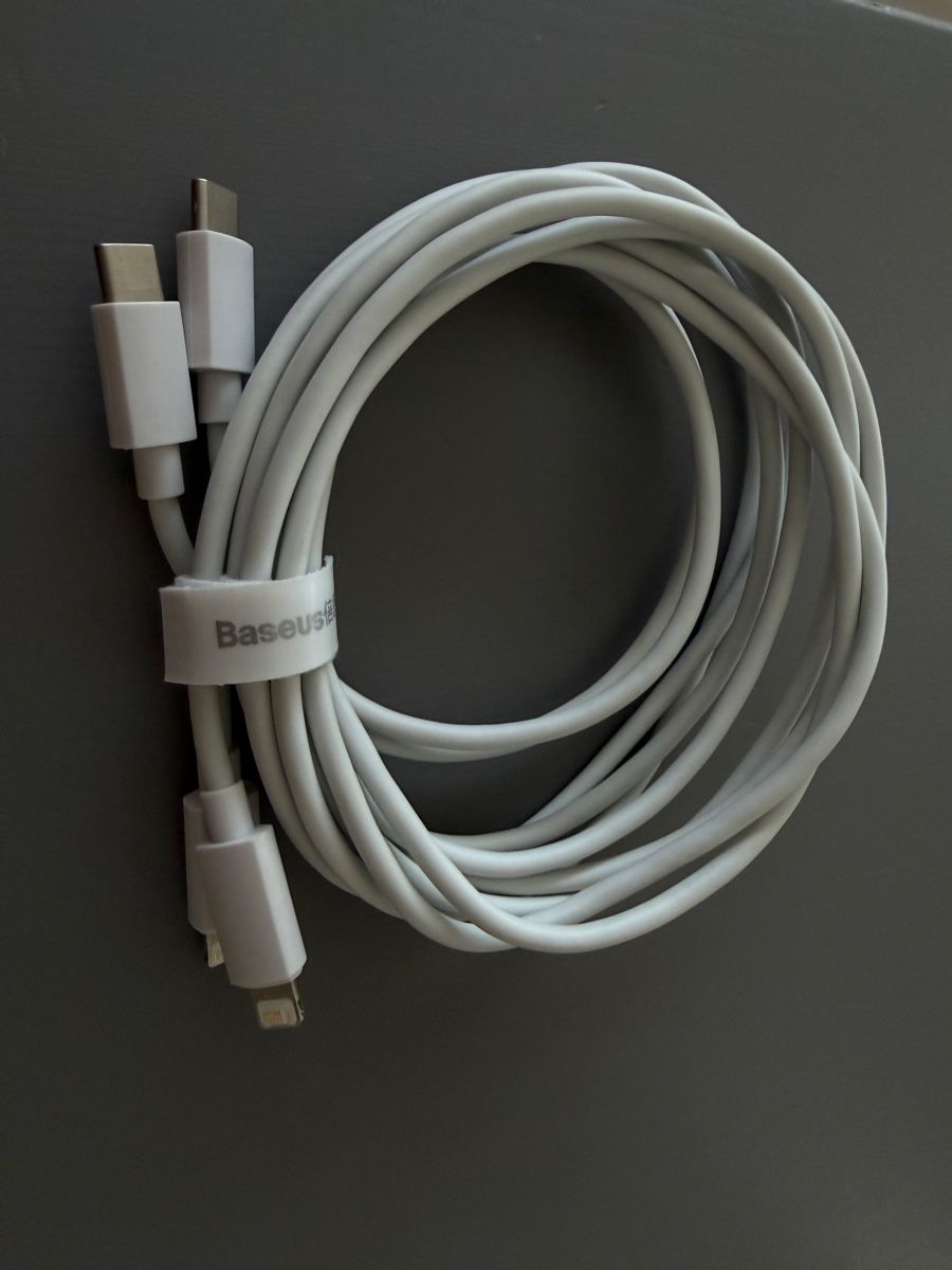 iDeal of Sweden Cover & Protezioni schermo: iPhone 16 MagSafe case + Anker car charger + baseuse cables – Usato da Bernex venduto da Oma44 4