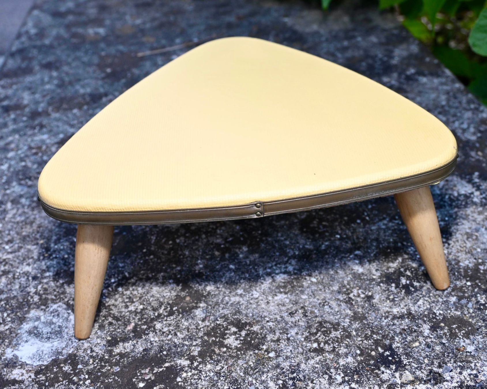 Hocker: Vintage Blumenhocker Höhe 10.5cm pflanzenhocker eigelb – Gebraucht aus Pfaffhausen von mono_rec 3