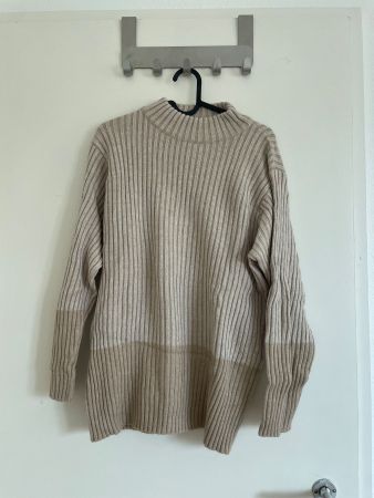 Beiger Pulli
