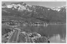 Vevey (VD) Blick auf den Genfersee mit Weinbergen Bahnlinie