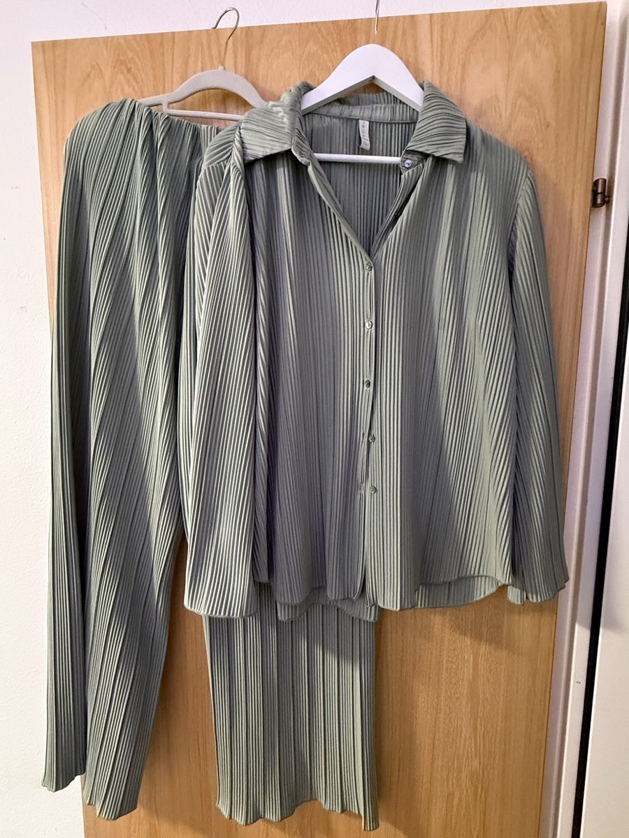 Lots de vêtements: Anzug Damen grün  – D'occasion à Cazis par mar_272q