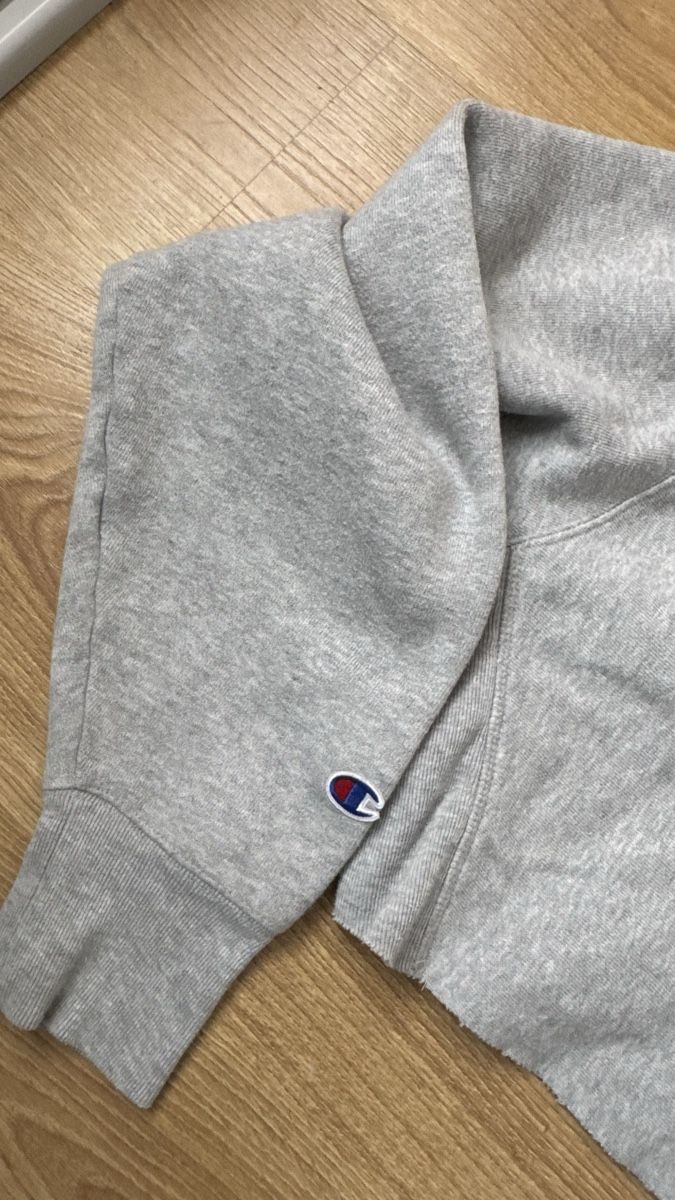 Champion Maglioni & Felpe: Grey Cropped Champions Hoodie – Usato da Dinhard venduto da emi_6jdk 2