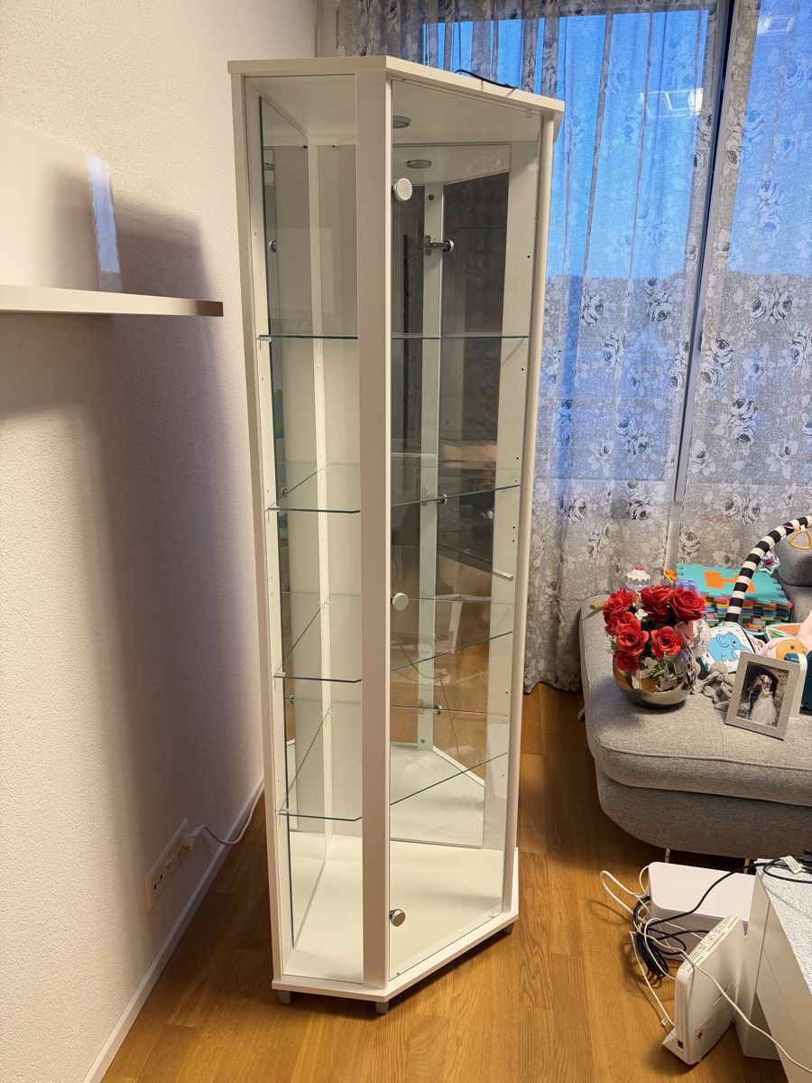 Vitrinen: Vitrine Eckig mit LED – Gebraucht aus Reiden von Crick 1