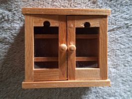 Herziges Holz-Wandvitrinli fürs Puppenhaus-Puppenstube