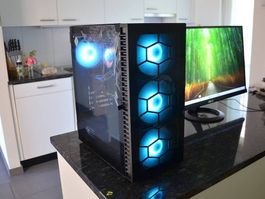 Gaming-PC: Intel® i7 9700, RTX 3060 Ti OC & RGB-Wasserkühl.