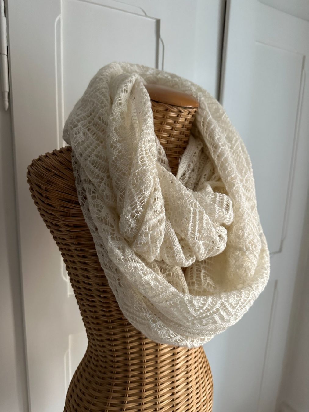 Foulards, Tücher & Schals: Strick Schlauchschal Loop offweiss – Gebraucht aus Zürich von Diazaio 1