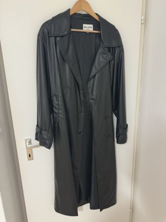 Schwarzer Ledermantel von Na-Kd