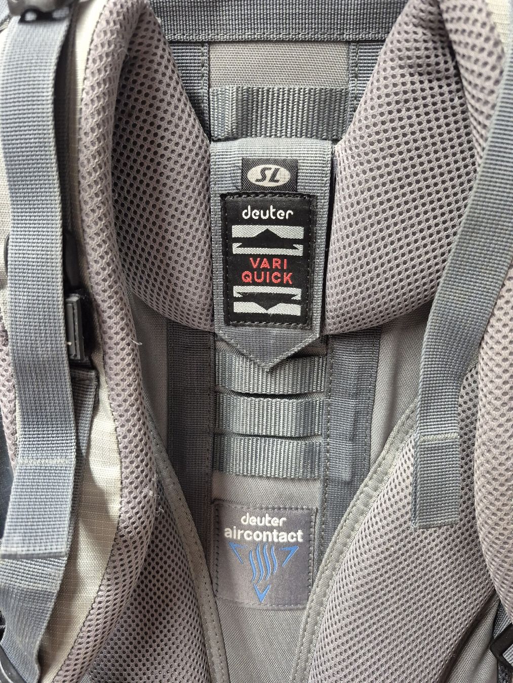 Deuter Zaini: Deuter Rucksack Act Lite 35 + 10 L Orange grau – Usato da Merligen venduto da muss_haben 2