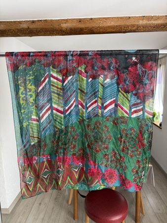 Superbe foulard Desigual aux motifs fleuris et colorés, parf