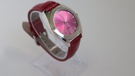 Neuwertige/ungetragen  Damen Uhr. läuft mit Garantie