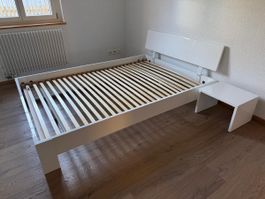 Bettgestell weiss mit Lattenrost und Nachttisch 