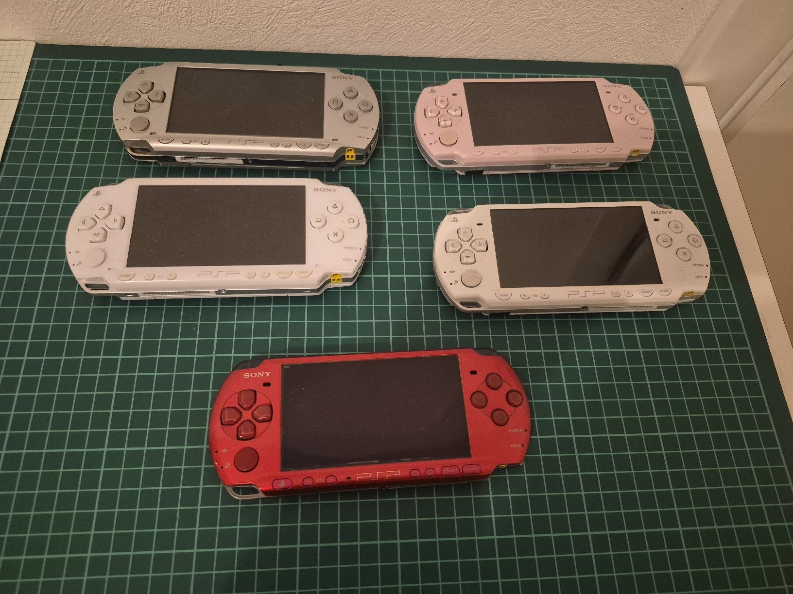 Sony Console: Sony PSP Collection: Five Handheld Consoles - Summer Fun! – Usato da Meyrin venduto da Retro-GZ