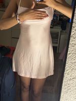 Robe courte satin rose bretelles fines état usagé