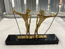 Goldfiguren, zwei Stück, Skulpturen auf Marmorsockel.