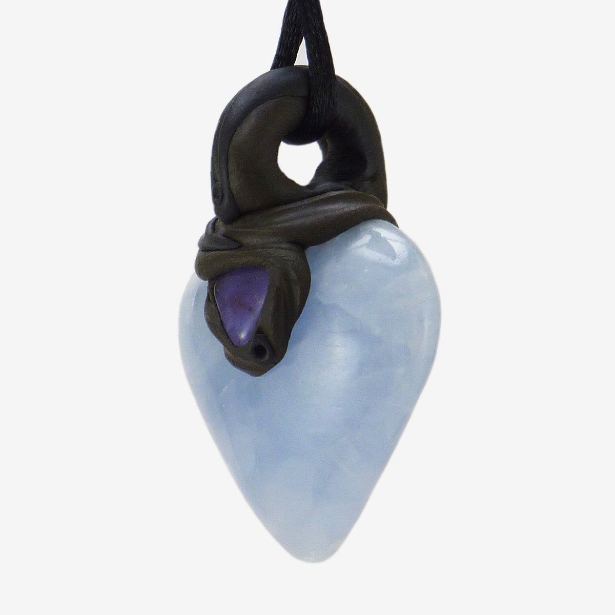 Minerali & Pietre curative: Blauer Calcit Steinanhänger mit eingefasstem Amethyst – Nuovo e nell'imballaggio originale da Meilen venduto da Kaleidoskopia 1