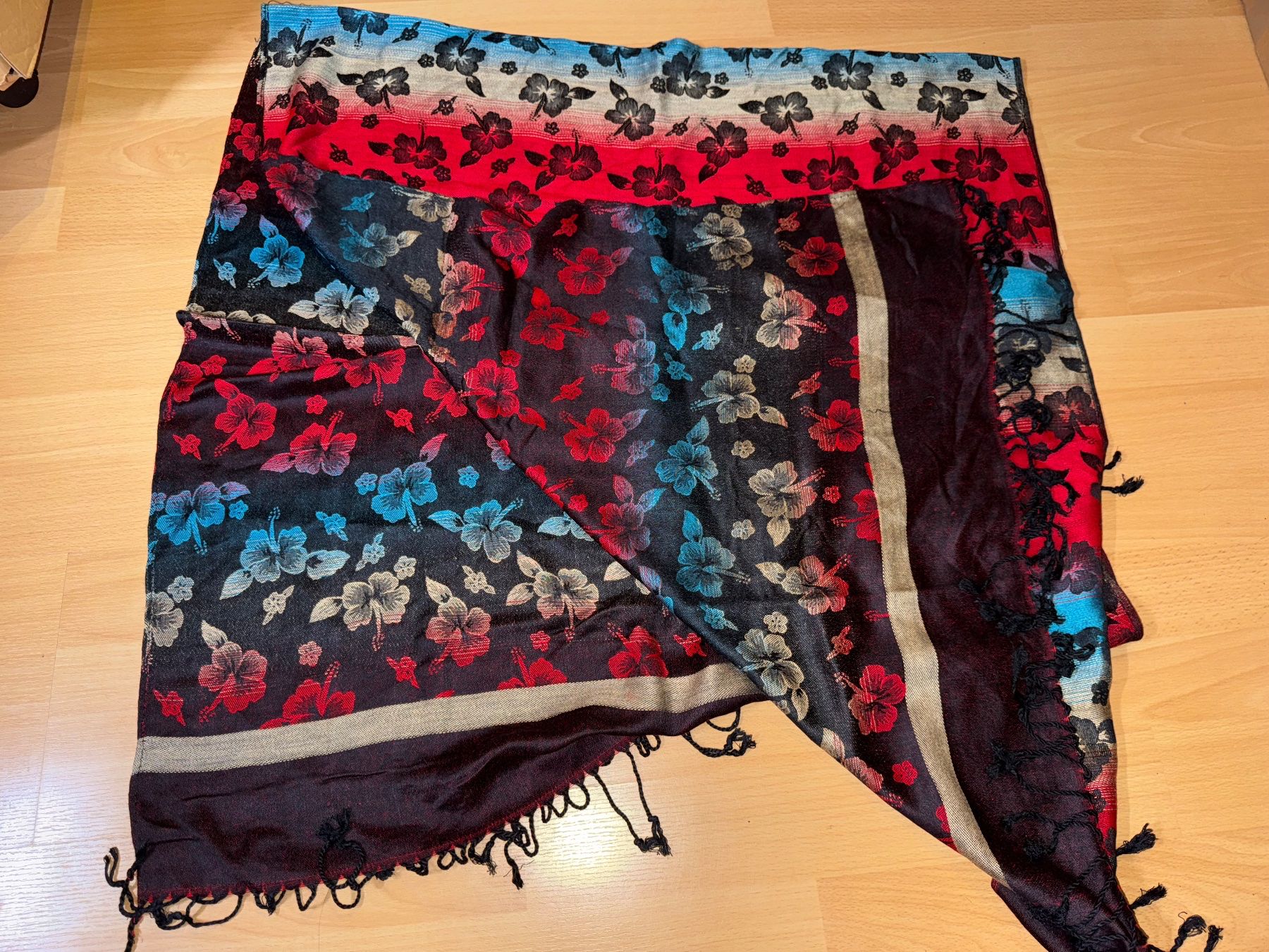 Foulard & Sciarpe: Farbenfroher Schal mit Hibiskusblüten – Usato da Grosswangen venduto da shoes.bags.and.co 1