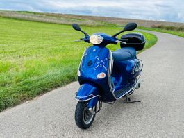 Blaue Vespa Roller mit Topcase - Wenig km